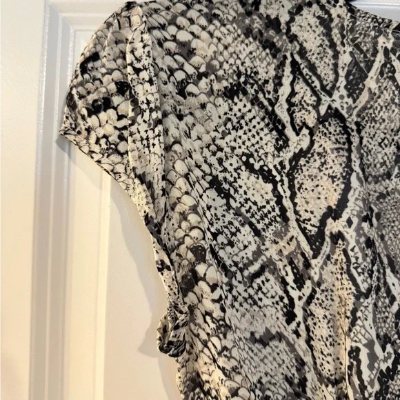 Elegant Snake Print Wrap Dress - Picture 6 of 8